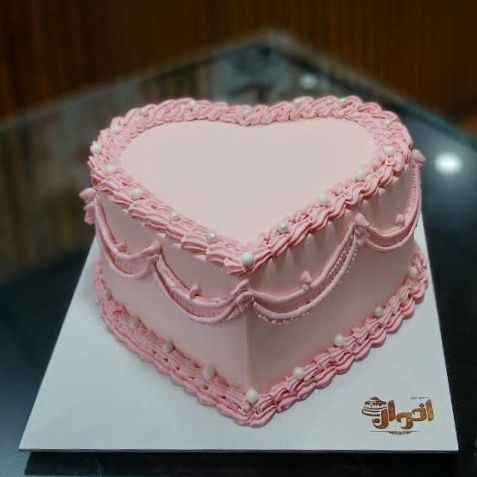 کیک تولد مینیمال قلبی تصویر دوم
