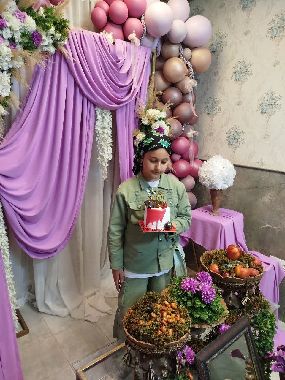 آیدا حیدری - قنادی اخوان